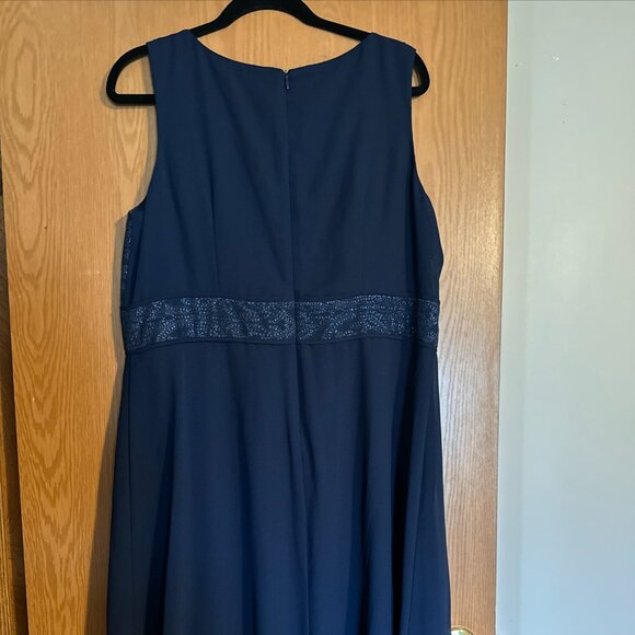 Le BOSS Blue Navy Formal Dress Size 16 Sleeveless Lined V-Neck Back Zipper - Picture 3 of 9